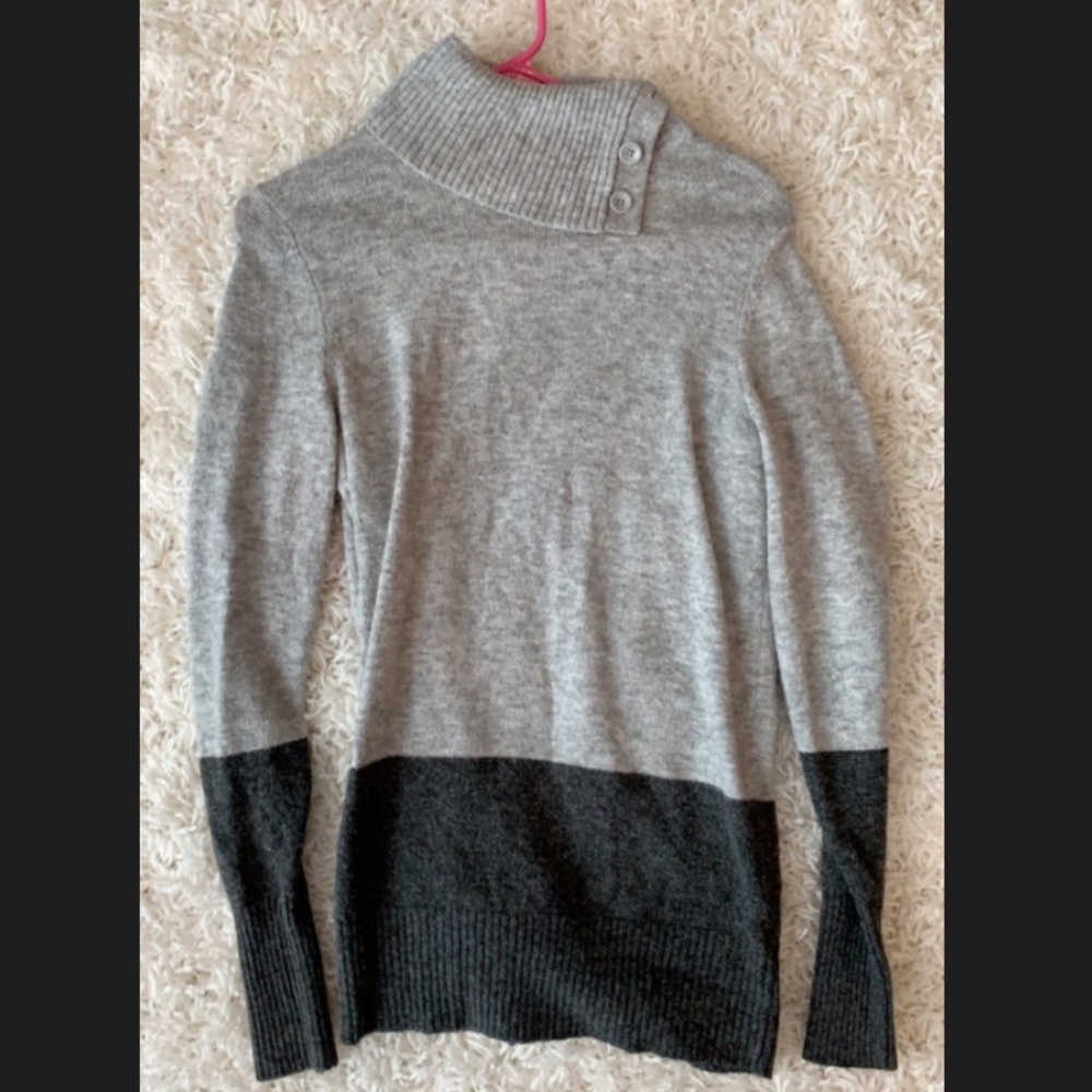 Gap sweater